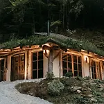 别墅 Forest Retreat With Sauna And Jacuzzi *