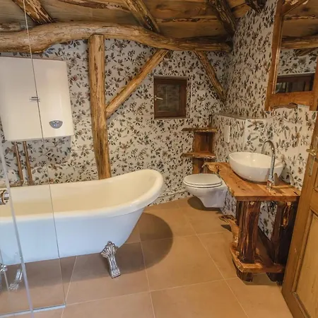 Forest Retreat With Sauna And Jacuzzi 别墅